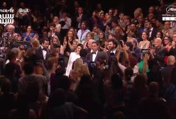 لحظه ورود سعید روستایی به سالن اکران فیلم زن و بچه در جشنواره کن 2025