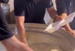 نذری دادن داریوش فرضیایی در روز محرم