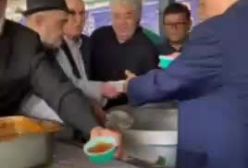 علی پروین، تاج و رویانیان در مراسم پخت ۷۲ دیگ غذای نذری