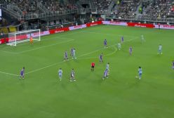 کنان ییلدیز؛ فصل درخشان گل‌ها در لباس سیاه و سفید