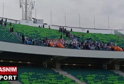 حضور بانوان استقلالی روی سکوهای ورزشگاه آزادی برای بازی استقلال و فولاد | 21 فروردین 1404