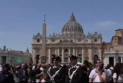 لحظه‌ای نواختن ناقوس مرگ کلیسای سنت‌پیتر و اعلام مرگ پاپ فرانسیس! ۱ اردیبهشت ۱۴۰۴