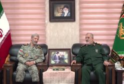 فرماندهان کل ارتش و سپاه: ارتش و سپاه دوشادوش هم برای امنیت و اقتدار ایران قدم برمیدارند | 26 تیر