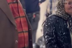 تشویق بازیگر نقش مادر جواد عزتی توسط هومن سیدی در پشت صحنه «وحشی»