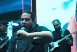 حال جسمی نامساعد رضا صادقی در اجرای زنده در کنسرت