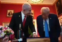 ببینید| اهدای یک هدیه ویژه از طرف نتانیاهو به ترامپ | 18 تیر 1404