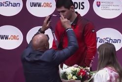 فیلم درگیری رییس فدراسیون روسیه با قهرمان کشتی اروپا حین اهدای مدال!