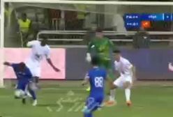 صحنه مشکوک به پنالتی استقلال درون محوطه جریمه فولاد