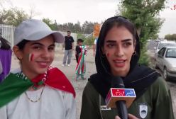 دختران یزدی هوادار تیم ملی: حتما باید با امیر قلعه نویی ادامه دهیم و قهرمانی کسب کنیم