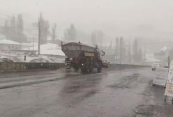 عملیات برفروبی و نمک پاشی در محور هراز توسط راهداران مازندران! ۲۸ فروردین ۱۴۰۴