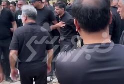 گریه های کمال کامیابی نیا در مراسم خاکسپاری مادر