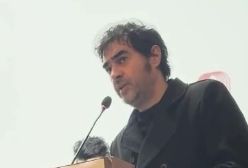 بوسه شهاب حسینی بر دستان پدر جانباخته حوادث دی ماه