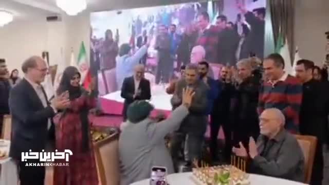 آواز خواندن بهزاد فراهانی در جشن تولد ۸۰ سالگی اش