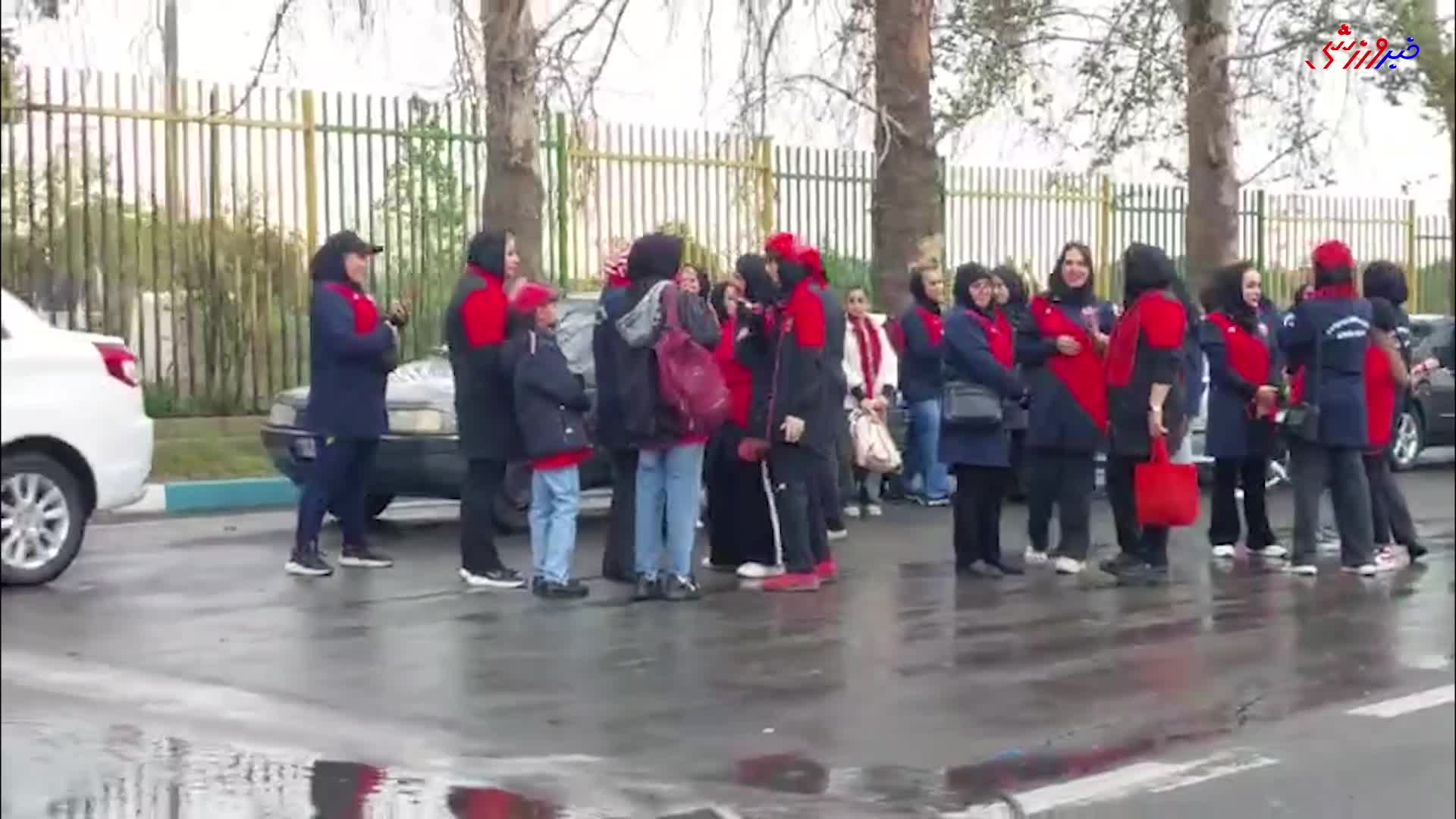 لیدرهای زن باشگاه پرسپولیس در هوای بارانی ورزشگاه آزادی