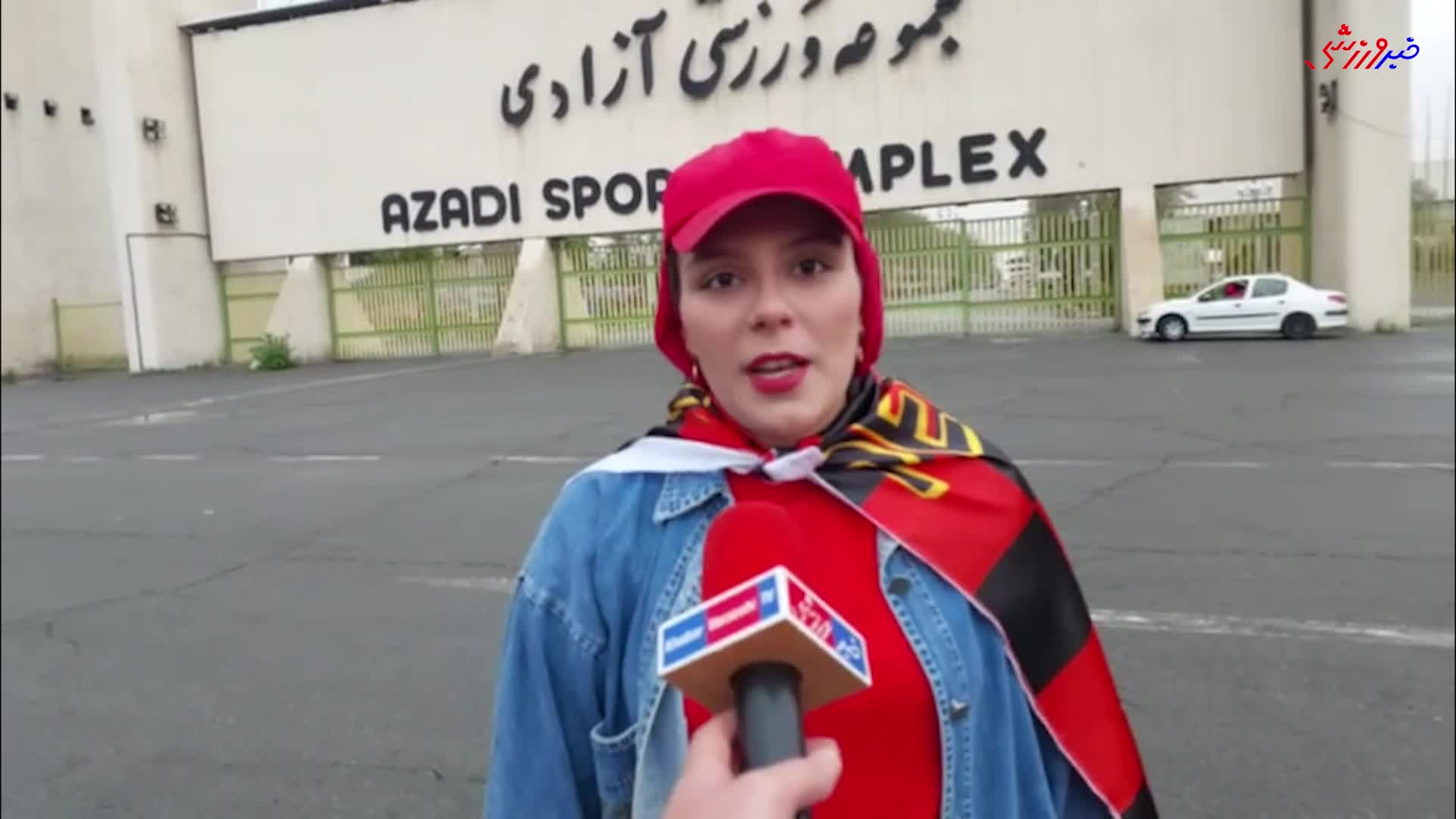 هوادار زن پرسپولیس: مشکلی نیست مردها نباشند، ما برای حمایت از تیم بزرگ آسیا اینجا هستیم!