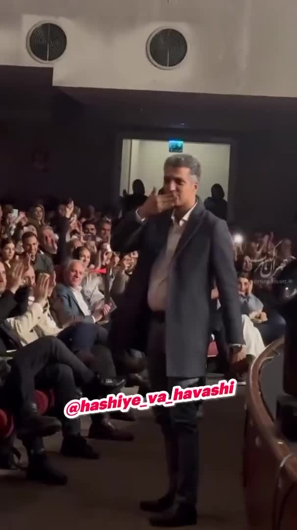 (ویدئو) تلاش عجیب همسر عادل فردوسی پور برای مخفی کردن چهره اش در سالن کنسرت