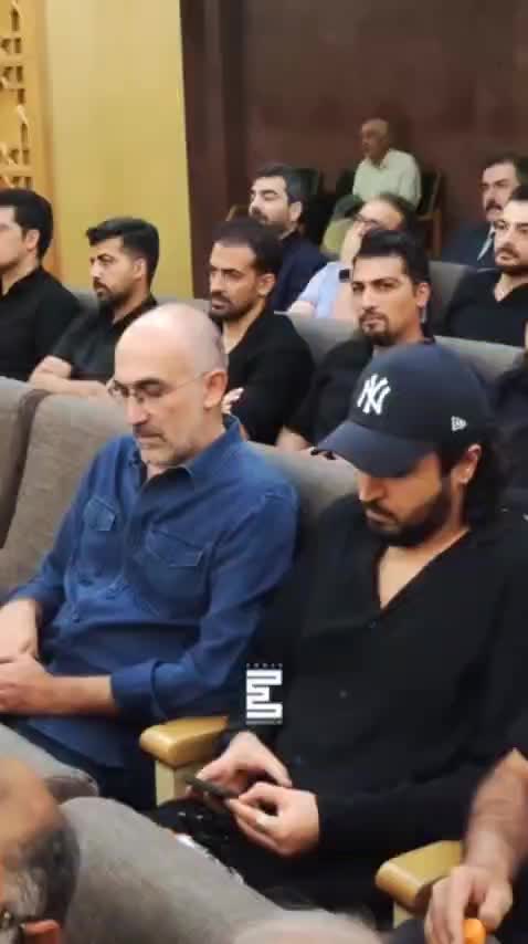 ببینید | هوتن شکیبا، مهرداد صدیقیان، هادی حجازی‌فر در مراسم ختم پدر عباس جمشیدی‌فر