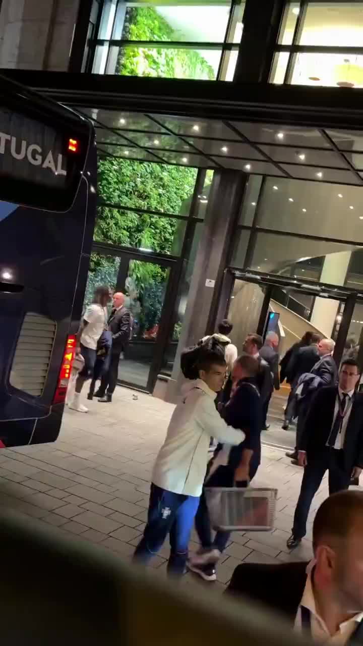 شادی رونالدو کنار اتوبوس